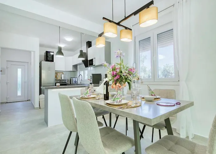 Gaby With Heated Pool Villa