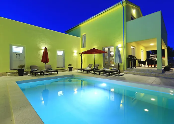 Gaby With Heated Pool בוזאבה