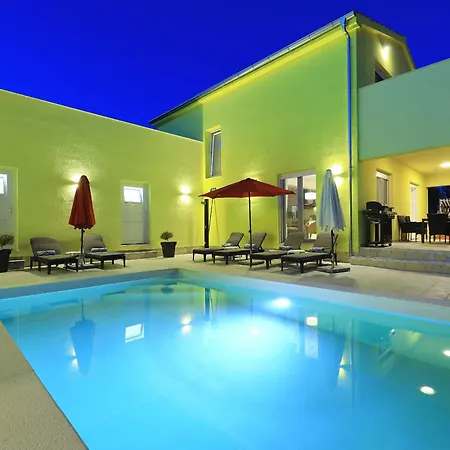 Villa Gaby With Heated Pool