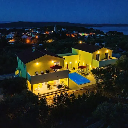 Gaby With Heated Pool Villa