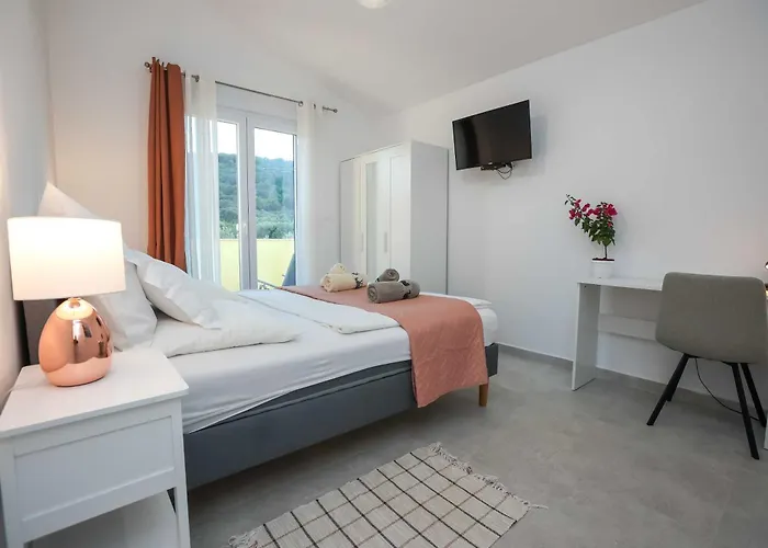 Вилла Gaby With Heated Pool Божава