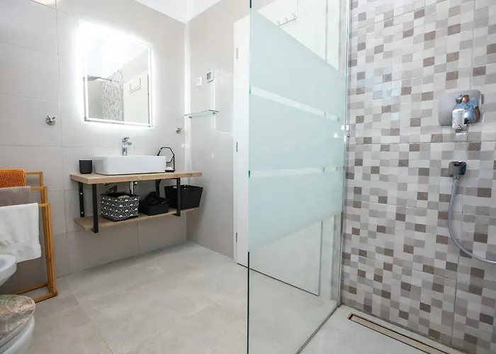 Вилла Gaby With Heated Pool Божава