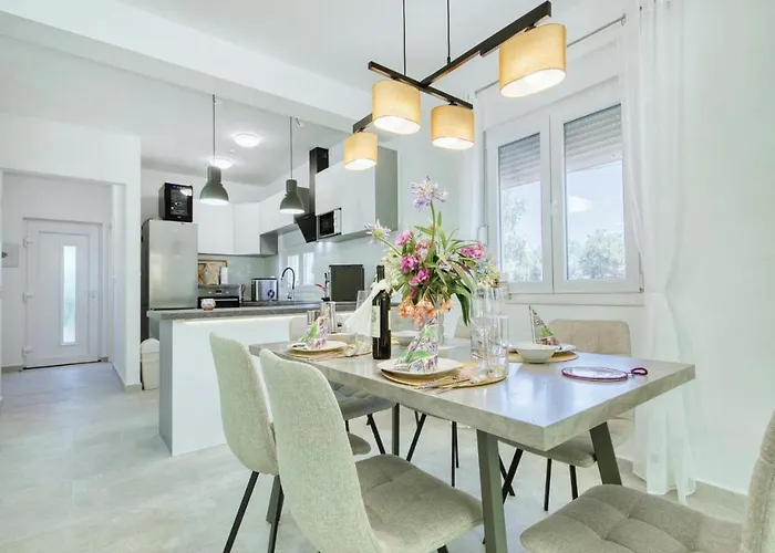 Gaby With Heated Pool Вилла *